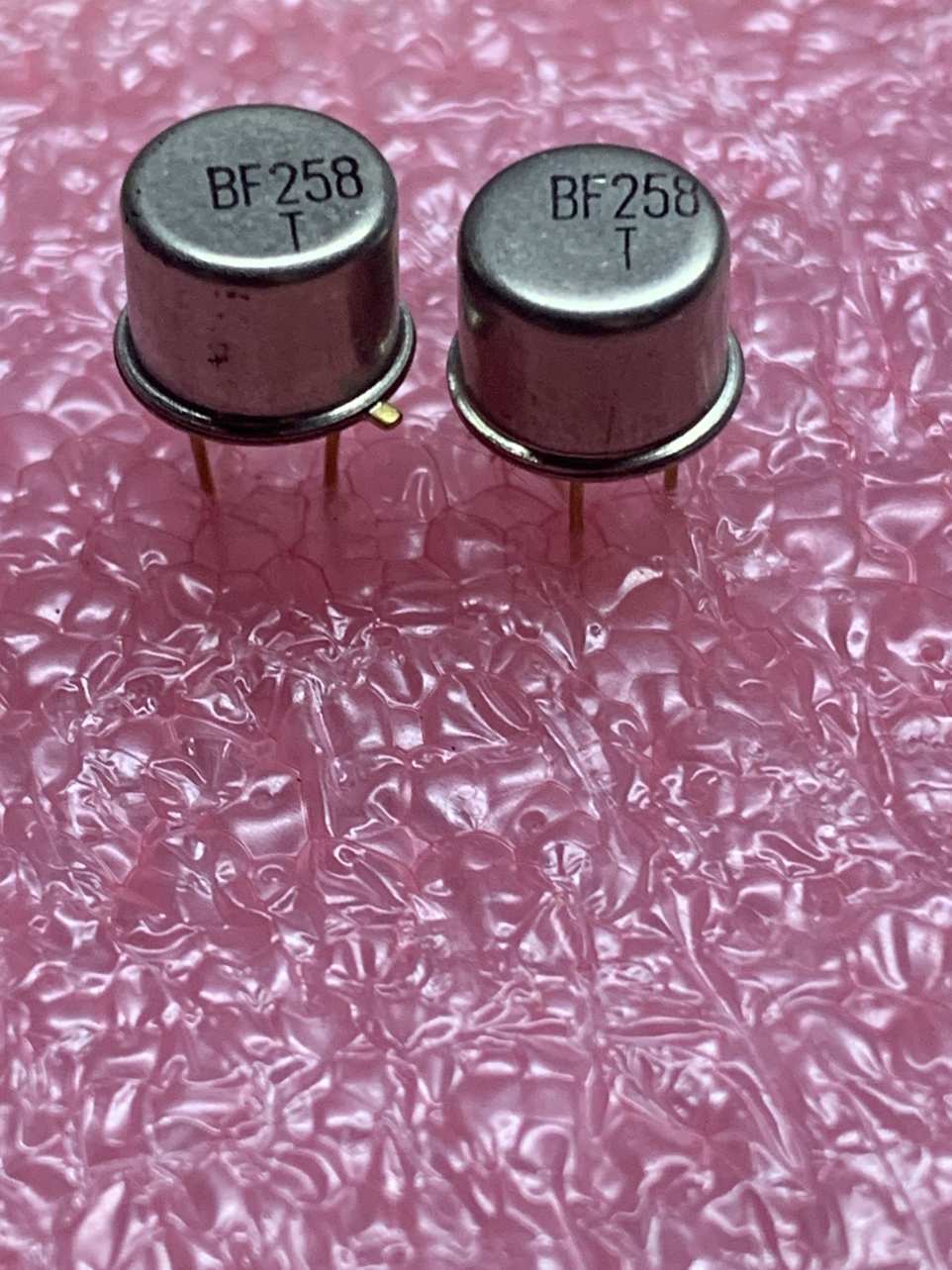2db BF258 TRANZISZTOR EGYÜTT  1207b